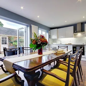 14 Oxford Mews - 5 Star Living For Up To 10 People Holiday home