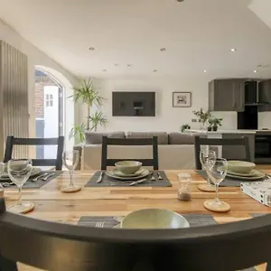 Stunning Two Bed House In City Centre, Holiday home