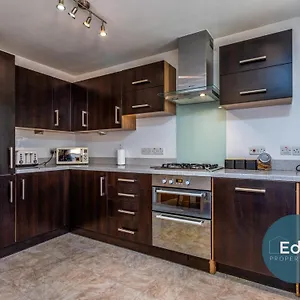 Centre, Sleeps 8, Free Parking Holiday home