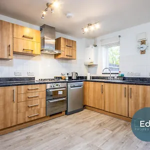 Centre Townhouse, Sleeps 8, Free Parking Holiday home