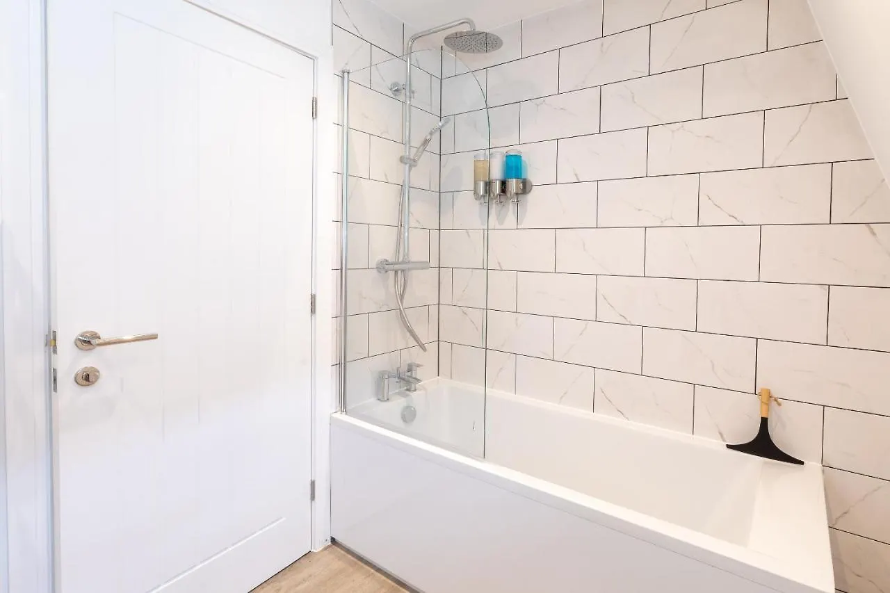 Semesterbostad Dawson House- Gorgeous Two Bedroom With Free Parking Southampton